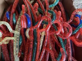Parduodamos naudotos plastikinės pakabos