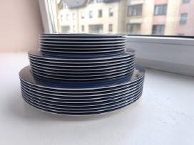 Įvairių Tupperware lėkščių rinkinys