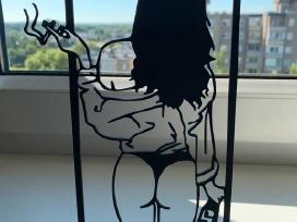 Pastatoma dekoracija su moters siluetu