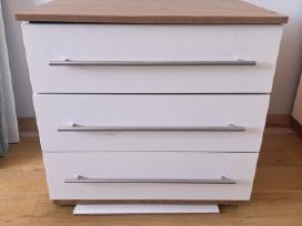 Spintelė su 3 stalčiais