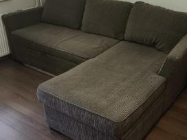 Tamsiai ruda sofa lovo su ančiužiniu