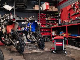 Meistras / mechanikas Moto Inn dirbtuvėse Vilniuje