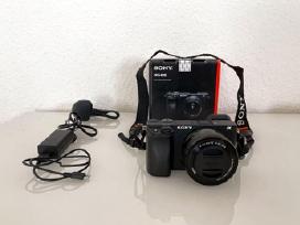 Sony Alpha a6400 su 16–50 mm objektyvu