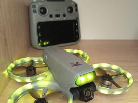 Dronas su propelerių apsaugą ir LED apšvietimu