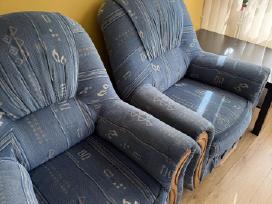 Du foteliai ir Ikea staliukas