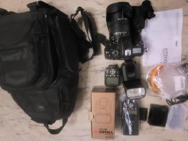 Fotoaparatas Nikon D7200 su daugybe priedų.