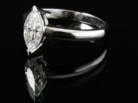 Balto 750 prabos Aukso Žiedas Su 1.10ct Moisanitu