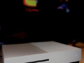 Parduodu Xbox One S žaidimų konsolę