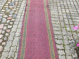 Rankų darbo austas takas