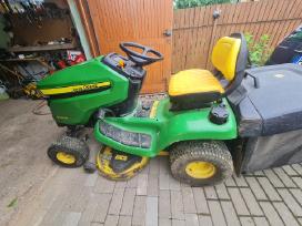 John deere žoliapjovė su surinktuvu.