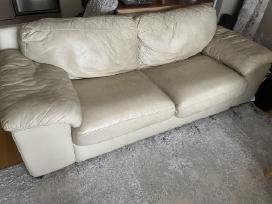 Dovanojama naudota odine sofa-lova su pufu