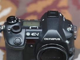 Olympus E-1 su priedais