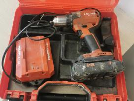 Hilti suktukas su baterija ir pakroveju.