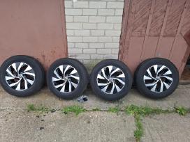 Originalūs Volkswagen ratlankiai su padangomis.