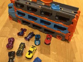 Hot Wheels mašina su mašinėlėm