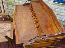 Art Nouveau raudonmedžio masyvo rašomojo stalas