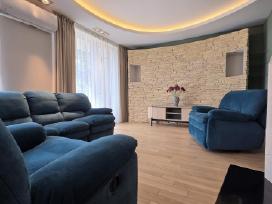 Butas centre su garažu