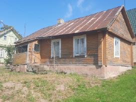 Dovanoju atiduodu nusigriauti seną medinį namą