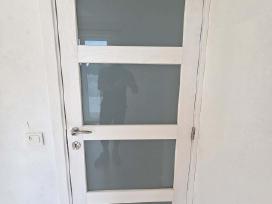 Medines baltos vidaus durys su stiklais
