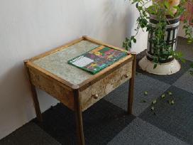 Staliukas su stiklu prie lovos
