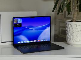 Parduodamas MacBook Air 15 su M2, Liquid Retina.