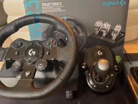Logitech G923 Trueforce ir pavarų perjungiklis.
