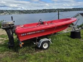 Pioner 325 su Suzuki 9.9 Ag ir Brenderup priekaba