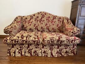 Klasikinė dvivietė sofa, bordo ir aukso spalvų