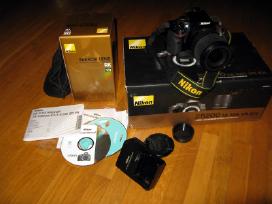 Nikon d5200 su objektyvu Nikon 18-105 mm