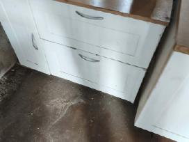 Batų dėžė ir pastatoma spintelė
