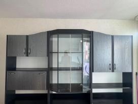 Tamsi svetainės sekcija su stikline vitrina
