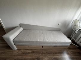 Dvigulė tachta ir medinis rašomas stalas.