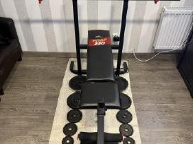 Sporto suoliukas su stanga ir svoriais, hanteliai
