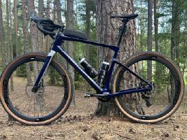 Pilnai karboninis BMC Urs Two gravelis
