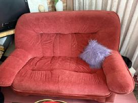 Parduodama minkšta veliūrinė sofa