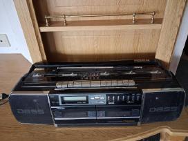 Retro kasetinis magnetofonas su radiju
