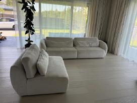 Smėlio spalvos trivietė sofa su dviviečiu foteliu