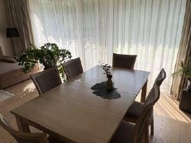 Ąžuolinis valgomojo stalas su aštuoniomis kedėmis