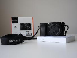 Parduodu Sony A6000 su objektyvu.