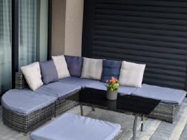 Lauko baldų komplektas su kampine sofa ir stalu