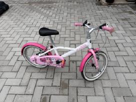 Mergaitiskas dviratukas su papildomais ratukais.
