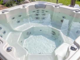 Kubilai jacuzzi - masažai, LED / atvežame / hydro