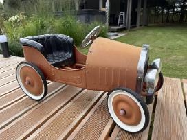 Vintažinis vaikiškas automobilis retro stiliaus