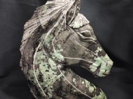 Skulptūra su smaragdų grynuoliais (3,9kg)