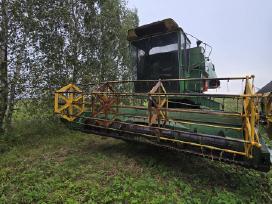 Parduodamas John Deere javų kombainas.