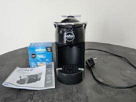Lavazza kapsulinis kavos aparatas.