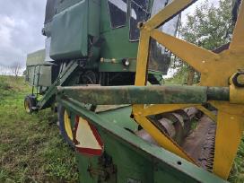 Parduodamas John Deere javų kombainas.