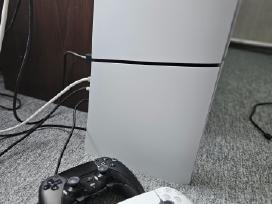 Playstation 5 su dualsense edge ir paprastu pultu