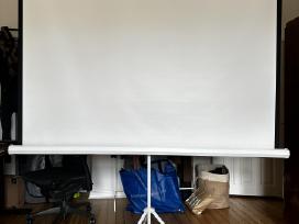 Projektoriaus ekranas su stovu