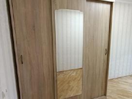 Talpi trijų durų spinta su veidrodžiu